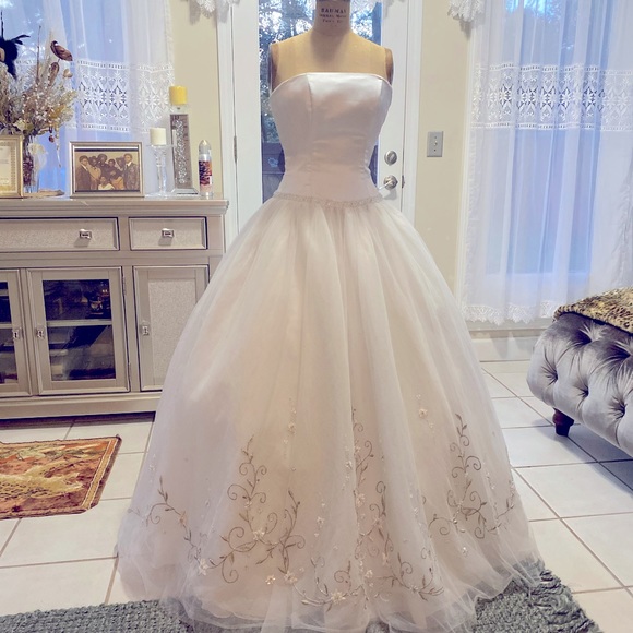 Wedding dresses - Picture 2 of 3